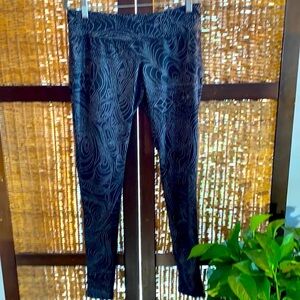Mossimo black leggings w/white pattern medium